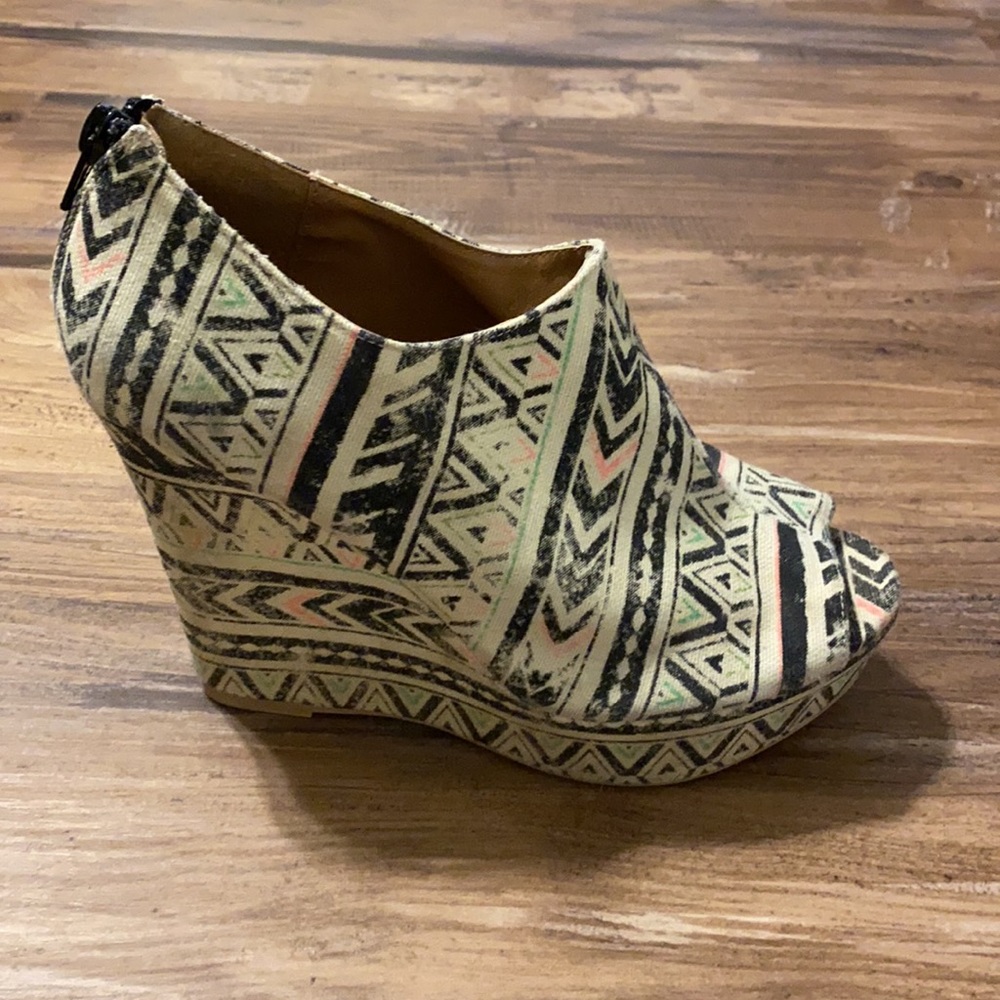 QUIPID tribal print peep toe wedges